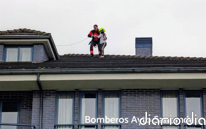 Rescatada ilesa una menor del tejado de unos apartamentos de Boo de Piélagos