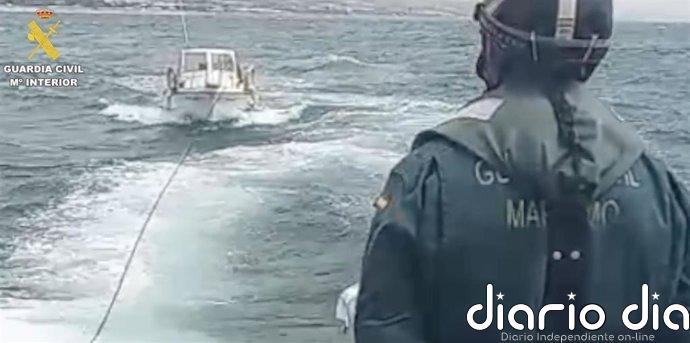 Rescatadas cinco personas que navegaban a la deriva en Mataró (Barcelona)