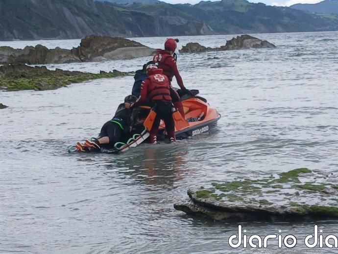 Rescatados más de una veintena de excursionistas atrapados en el Flysch de Zumaia tras una tormenta