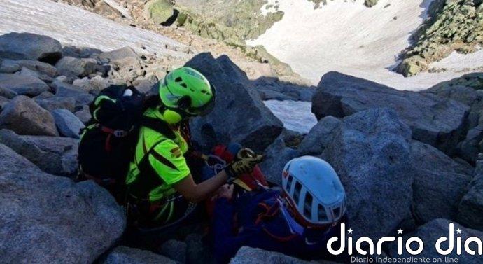 Rescatan a dos montañeros heridos tras una caída en el pico Almanzor (Ávila)
