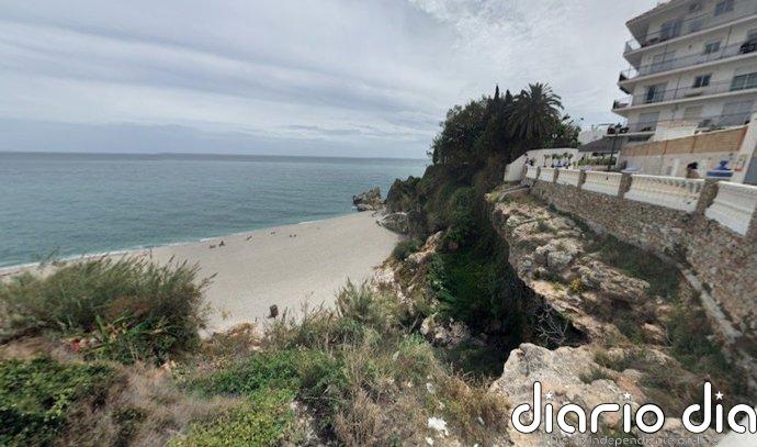 Rescatan a un hombre caído por un mirador en Nerja (Málaga)