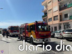 Rescatan a una persona del incendio de una vivienda en un bloque de pisos en Albox (Almería)