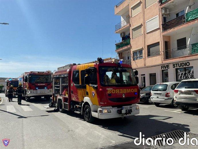 Rescatan a una persona del incendio de una vivienda en un bloque de pisos en Albox (Almería)