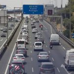 Retenciones de varios kilómetros en la A-49 en Sevilla tras el coche entre dos vehículos y un remolque con caballos