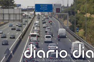 Retenciones de varios kilómetros en la A-49 en Sevilla tras el coche entre dos vehículos y un remolque con caballos