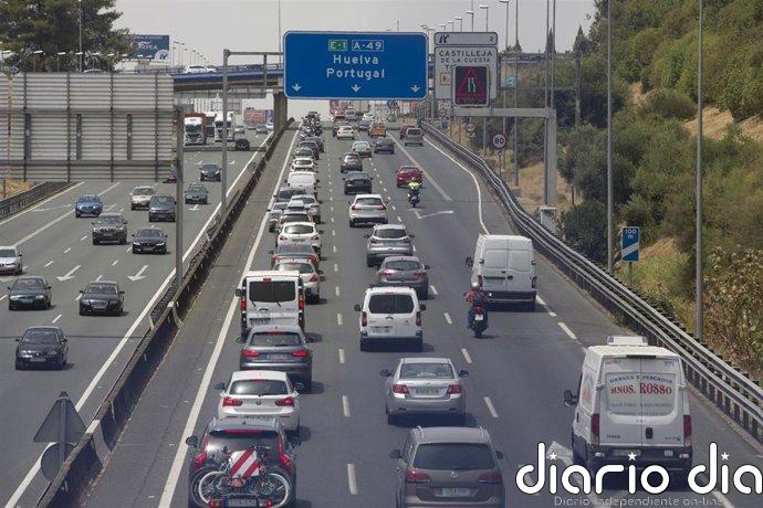 Retenciones de varios kilómetros en la A-49 en Sevilla tras el coche entre dos vehículos y un remolque con caballos