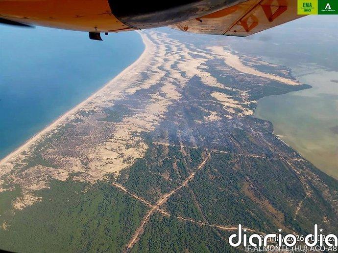 Retirados al anochecer los medios aéreos del incendio de Almonte (Huelva) mientras 125 efectivos continúan trabajando
