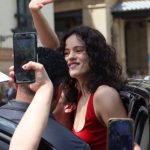 Rosalía presume de su nuevo look con un espectacular vestido rojo en su nueva salida gastronómica por Sevilla
