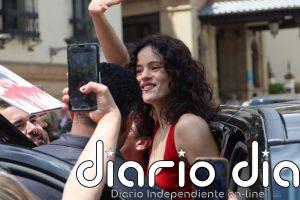 Rosalía presume de su nuevo look con un espectacular vestido rojo en su nueva salida gastronómica por Sevilla