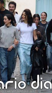 Rosalía revoluciona las calles de Sevilla con su paseo más inesperado