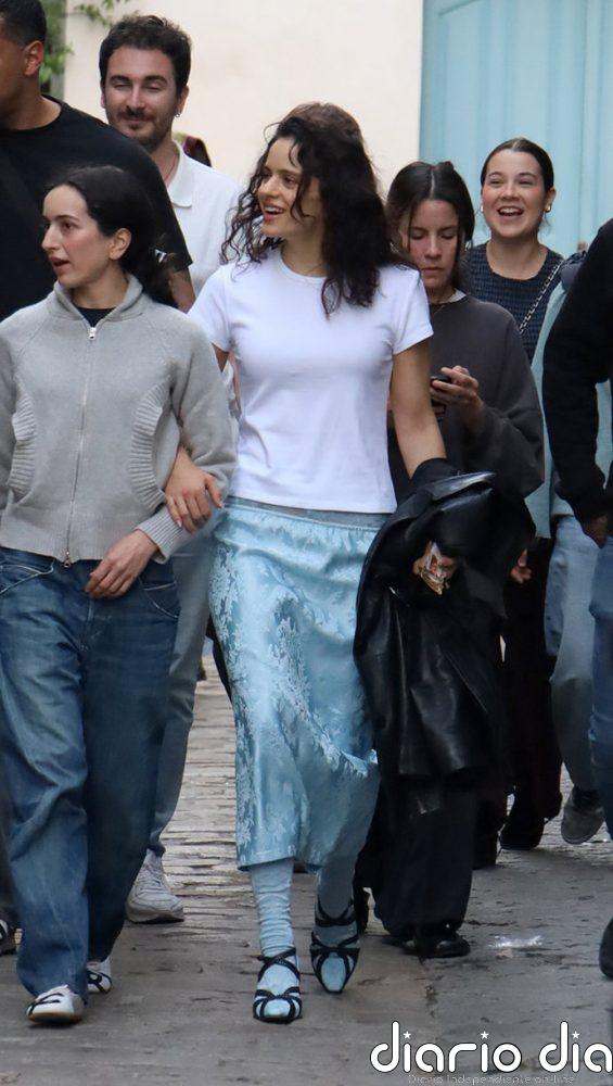 Rosalía revoluciona las calles de Sevilla con su paseo más inesperado