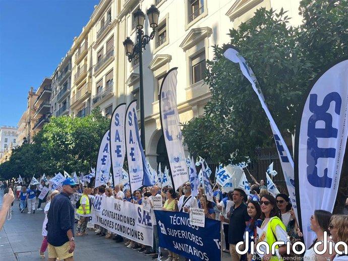 SAE y TECNOS se unen a la concentración de UGT y CCOO para exigir la reclasificación profesional de técnicos sanitarios
