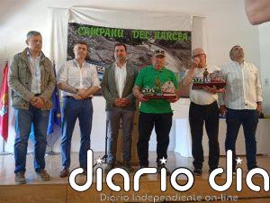 Salas premia al pescador del 'campanu' del Narcea tras entregar el primer salmón vivo al Proyecto Arca