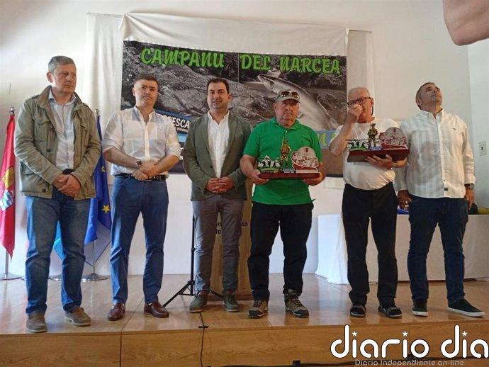 Salas premia al pescador del 'campanu' del Narcea tras entregar el primer salmón vivo al Proyecto Arca