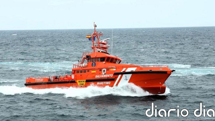 Salvamento Marítimo rescata a 40 personas migrantes a bordo de una neumática próxima a Fuerteventura