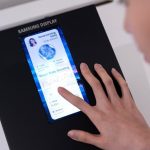 Samsung presenta una pantalla OLED con un sensor incorporado que mide la frecuencia cardiaca con solo tocarla