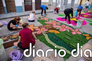 San Vicente de Alcántara ya prepara sus famosas alfombras para celebrar el Corpus Christi el próximo domingo