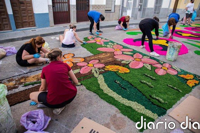 San Vicente de Alcántara ya prepara sus famosas alfombras para celebrar el Corpus Christi el próximo domingo
