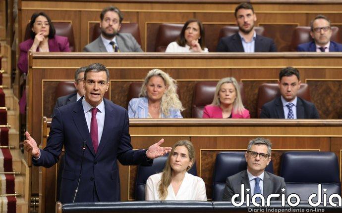 Sánchez da "todo su apoyo" a Zapatero y Feijóo pide su salida para que no siga "manchando" la Presidencia del Gobierno