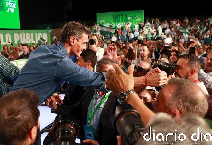 Sánchez felicita a Moreno por el resultado y aplaude a Montero por "una gran campaña"