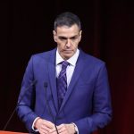 Sánchez lamenta el fallecimiento del diseñador José María Cruz Novillo, creador del emblema del puño y la rosa del PSOE