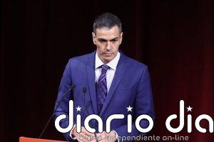 Sánchez lamenta el fallecimiento del diseñador José María Cruz Novillo, creador del emblema del puño y la rosa del PSOE