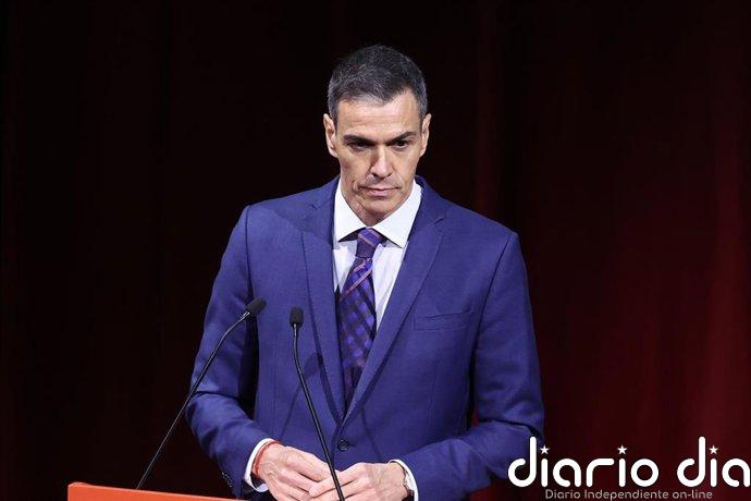Sánchez lamenta el fallecimiento del diseñador José María Cruz Novillo, creador del emblema del puño y la rosa del PSOE