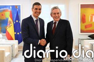 Sánchez recibe en La Moncloa al ex premier británico Gordon Brown, actualemente embajador económico de Starmer