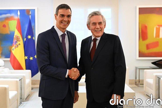 Sánchez recibe en La Moncloa al ex premier británico Gordon Brown, actualemente embajador económico de Starmer