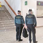 Se olvida en el exterior del aeropuerto de Santander una mochila con 4.400 euros