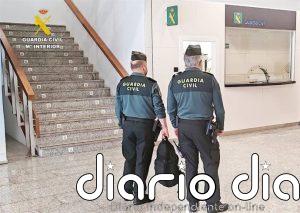 Se olvida en el exterior del aeropuerto de Santander una mochila con 4.400 euros