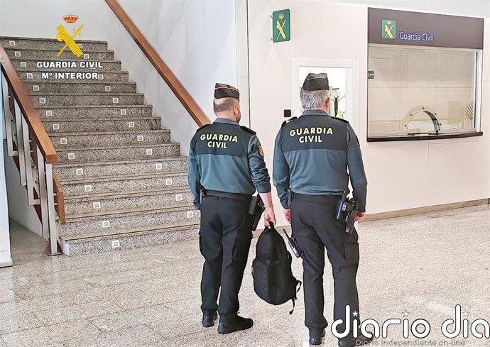 Se olvida en el exterior del aeropuerto de Santander una mochila con 4.400 euros