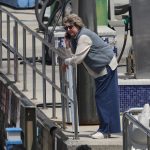 Simoneta Gómez-Acebo, pendiente de don Juan Carlos, durante una nueva jornada de regatas en Sanxenxo