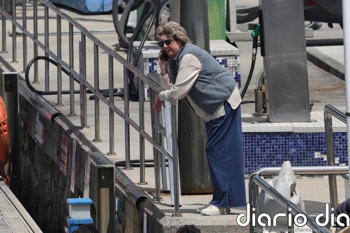 Simoneta Gómez-Acebo, pendiente de don Juan Carlos, durante una nueva jornada de regatas en Sanxenxo
