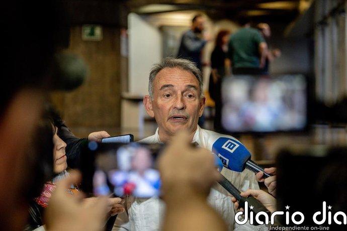 Sumar, tras el auto de Zapatero, exige regular la actividad de expresidentes y admite que el auto "no huele bien"