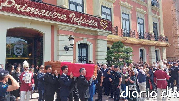 Tambores del Amparo y cantos de auroros para despedir al alcalde de Murcia