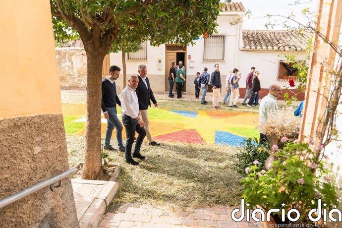 Tíjola (Almería) celebra la festividad de la Virgen de Fátima con sus tradicionales alfombras de serrín de colores