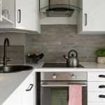 Todos cometen este error: por qué no debes colgar el trapo de cocina en la puerta del horno y dónde ponerlo