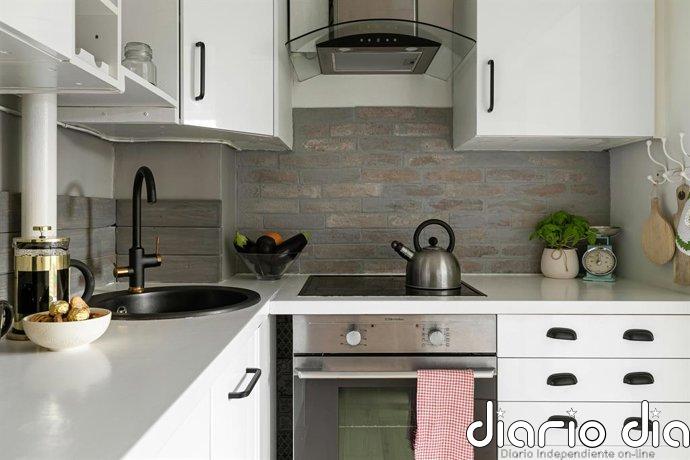 Todos cometen este error: por qué no debes colgar el trapo de cocina en la puerta del horno y dónde ponerlo