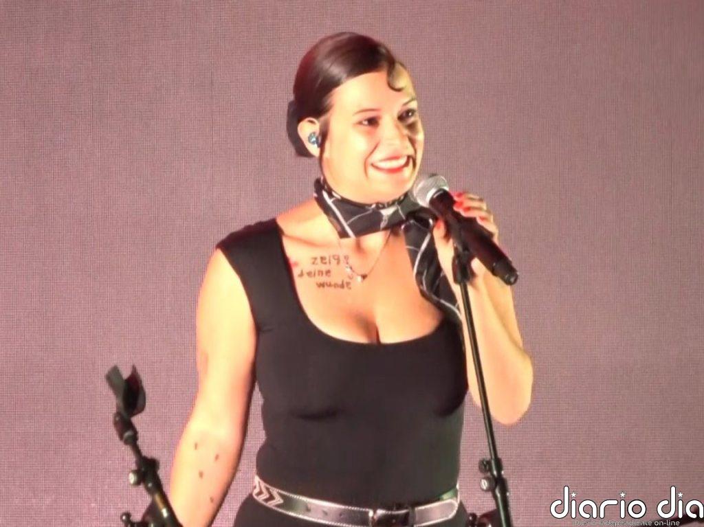 Toni Acosta, orgullosa de su nuera Dora Postigo, hija de Bimba Bosé, en su concierto más emotivo en Madrid