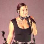 Toni Acosta, orgullosa de su nuera Dora Postigo, hija de Bimba Bosé, en su concierto más emotivo en Madrid