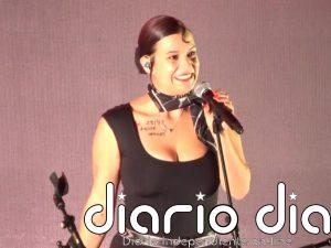 Toni Acosta, orgullosa de su nuera Dora Postigo, hija de Bimba Bosé, en su concierto más emotivo en Madrid
