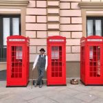 Tres cabinas rojas al puro estilo Londres llevan la poesía de Shakespeare, Lorca y Machado a Puente de Vallecas