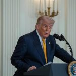 Trump asegura seguir "negociando" con Irán tras afirmar que el alto el fuego continúa "vigente"