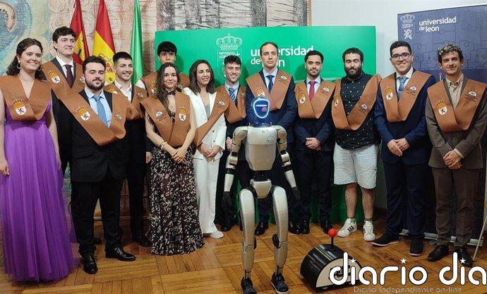 ULE gradúa a 14 nuevos especialistas en robótica e inteligencia artificial para liderar un "futuro que ya es presente"
