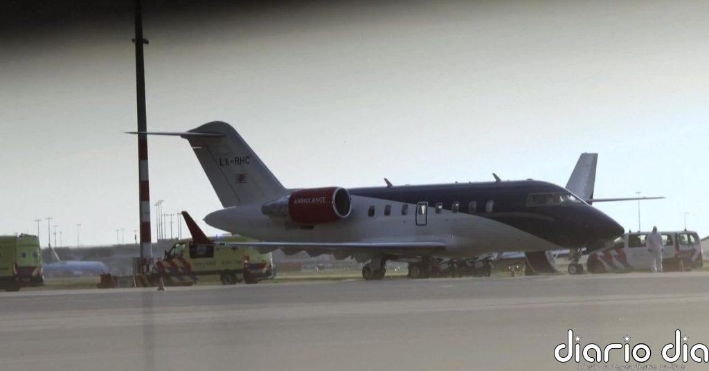 Un avión traslada a Países Bajos a tres evacuados del crucero afectado por un brote mortal de hantavirus