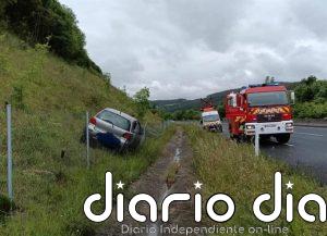 Un coche apartado en una ladera de la A-8 moviliza un dispositivo de emergencias