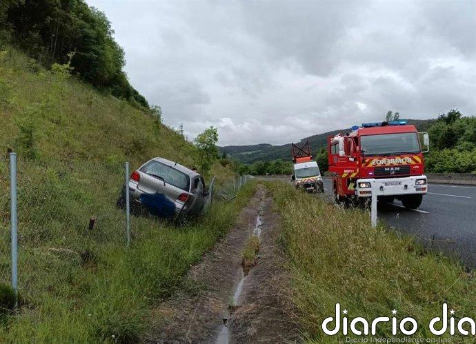 Un coche apartado en una ladera de la A-8 moviliza un dispositivo de emergencias