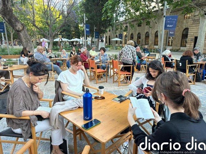 Un encuentro sobre la poesía de Blai Bonet llena el jardín de La Misericòrdia