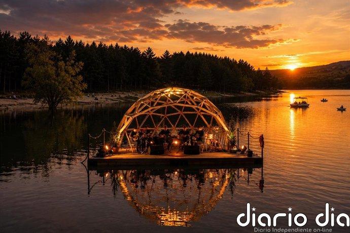 Un escenario flotante en el pantano González Lacasa hará que la música suene este verano sobre el agua